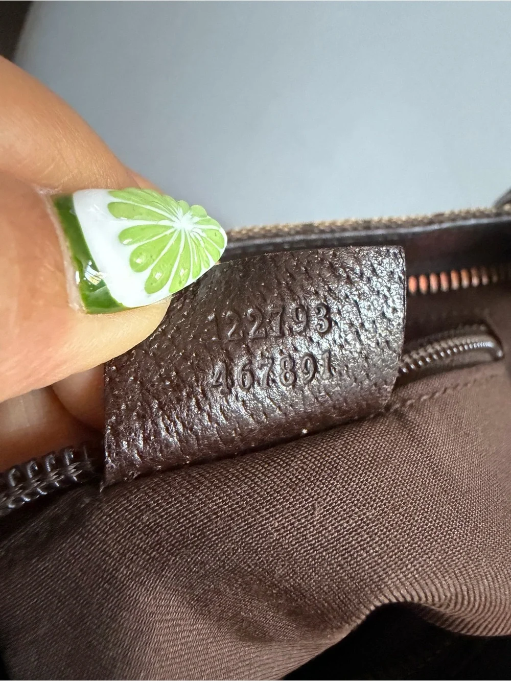 Gucci signature gg